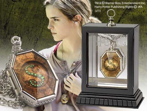 REPLICA THE NOBLE COLLECTION HARRY POTTER GUARDAPELO HORROCRUX DE SALAZAR SLYTHERIN EN EXPOSITOR