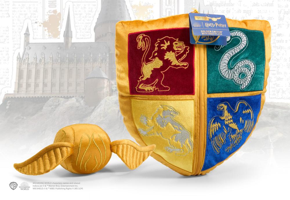 PELUCHE THE NOBLE COLLECTION HARRY POTTER ESCUDO HOGWARTS Y SNITCH DORADA