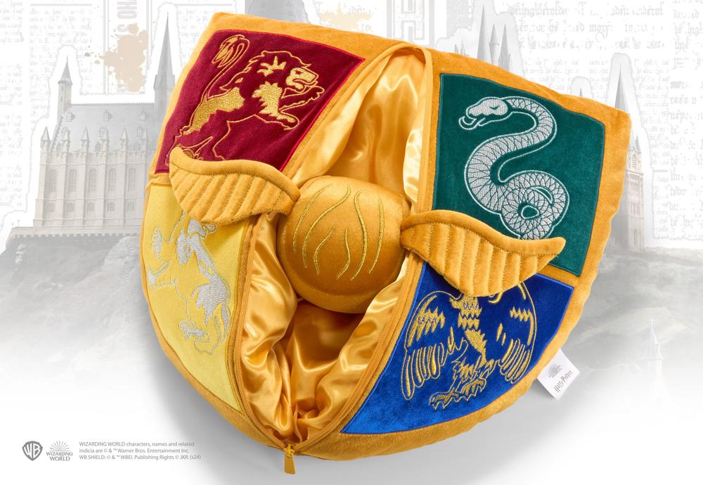 PELUCHE THE NOBLE COLLECTION HARRY POTTER ESCUDO HOGWARTS Y SNITCH DORADA