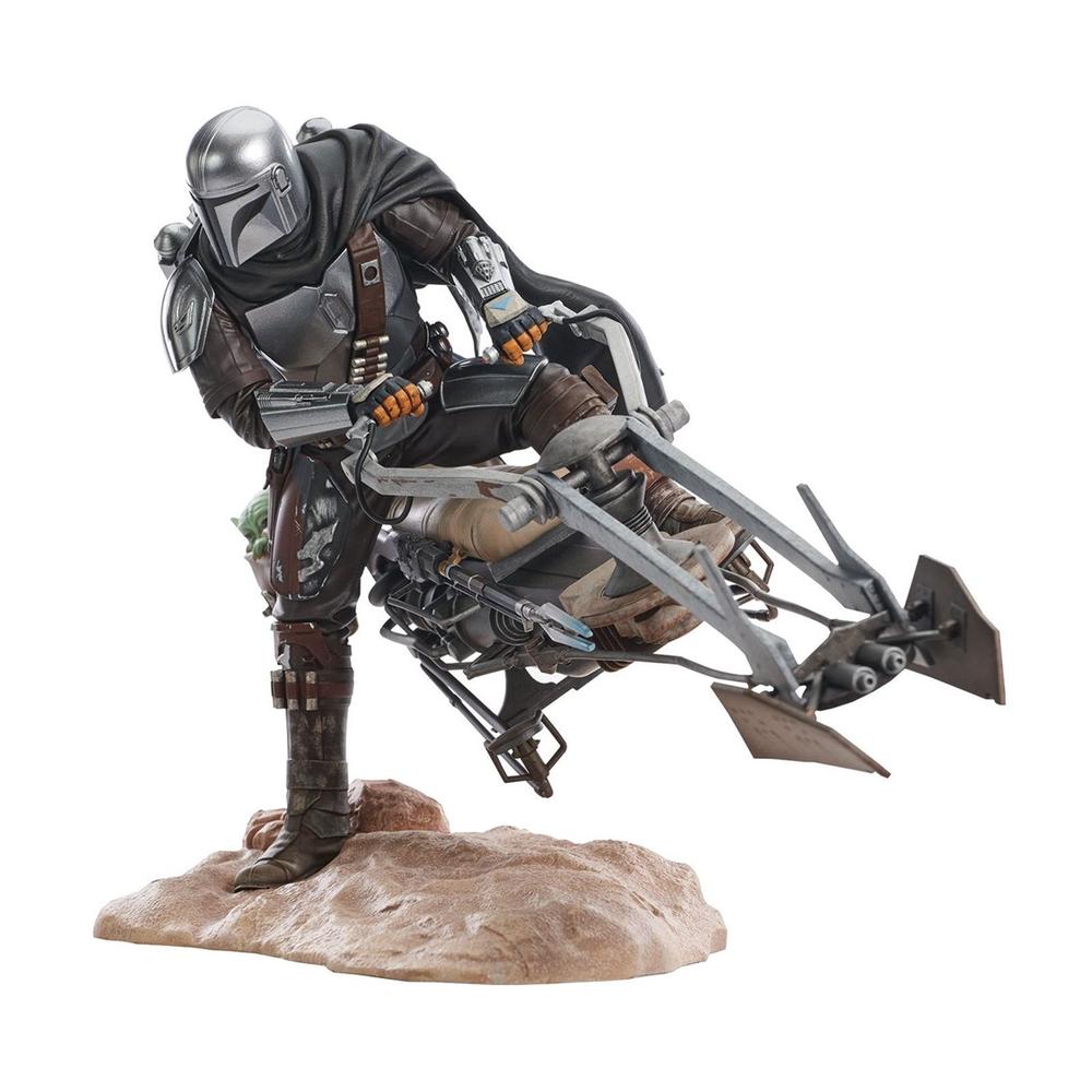 FIGURA DIAMOND COLLECTION STAR WARS: THE MANDALORIAN PREMIER COLLECTION DIN DJARIN EN MOTO SPEEDER 23CM