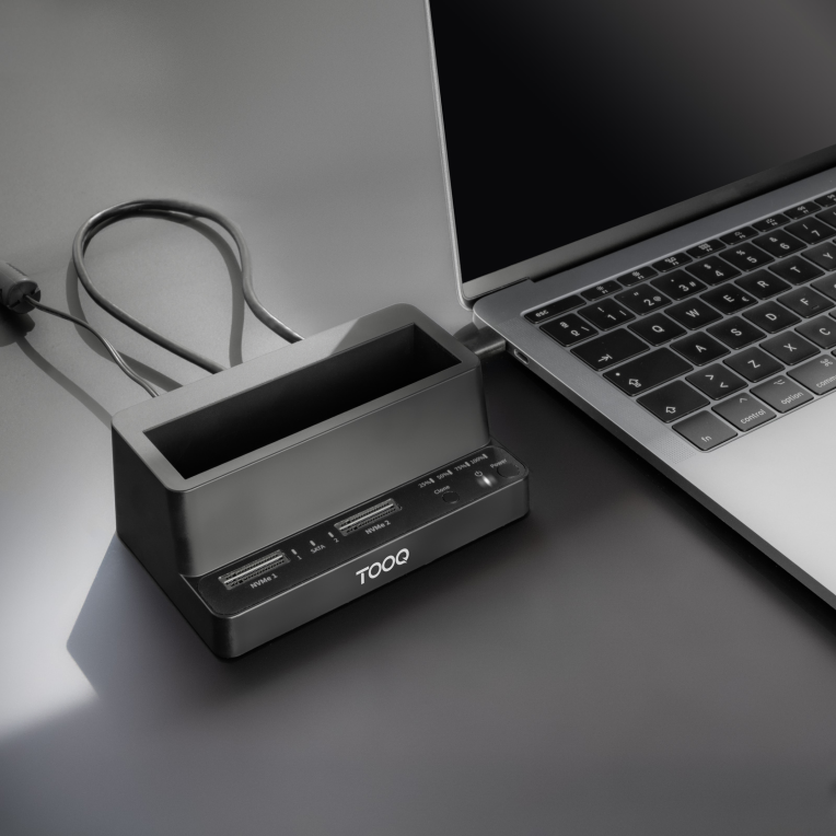 TooQ Docking Station USB-C 3.2 Gen 2 Dos Bahías para SSD M.2 NVMe + Bahía para 2,5"- 3,5" para HDD + Clonador, Negro