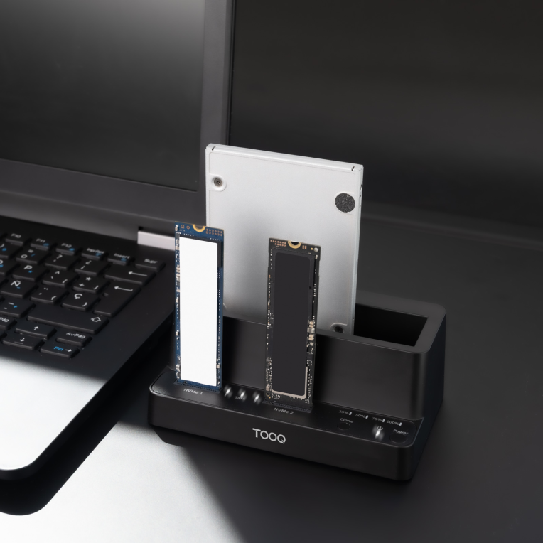 TooQ Docking Station USB-C 3.2 Gen 2 Dos Bahías para SSD M.2 NVMe + Bahía para 2,5"- 3,5" para HDD + Clonador, Negro