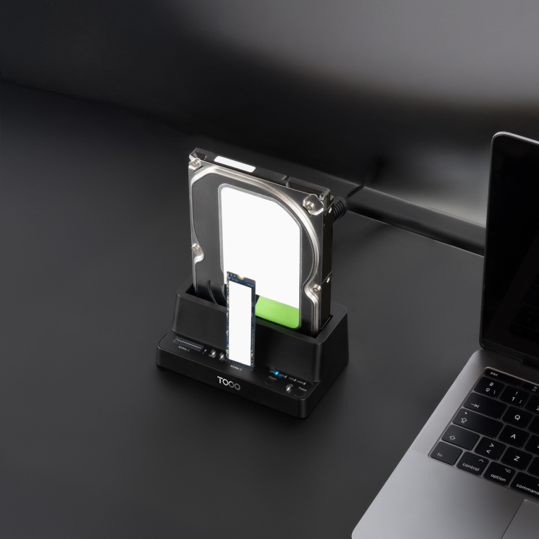 TooQ Docking Station USB-C 3.2 Gen 2 Dos Bahías para SSD M.2 NVMe + Bahía para 2,5"- 3,5" para HDD + Clonador, Negro
