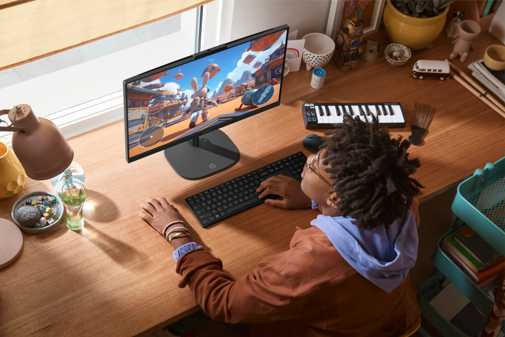 HP OmniStudio All-in-One Desktop 24-cu0044ns PC Intel Core 5 120U 60,5 cm (23.8") 1920 x 1080 Pixeles 16 GB DDR5-SDRAM 512 GB SSD FreeDOS Wi-Fi 7 (802.11be) Blanco